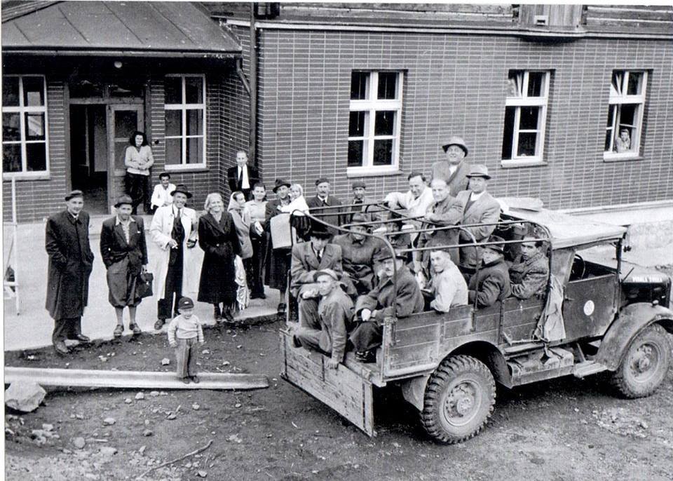 1948 - Výstavba chaty na Martinských holiach