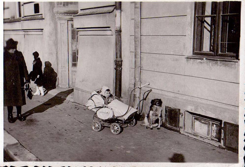 Cca 1941 - Zadný vstup do dnešnej Sporitelne, bývalej Tatrabanky