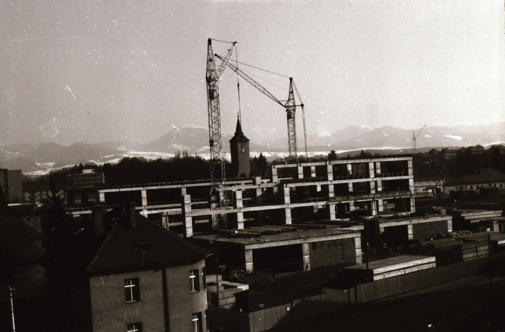 Výstavba Prioru, 80te roky